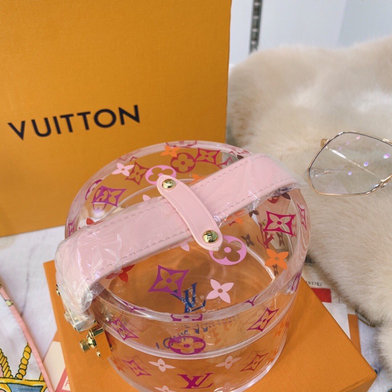 Túi xách cao cấp Louis Vuitton = LV thiết kế in trong suốt màu trắng tinh khiết, mang vẻ mới lạ và độc đáo.