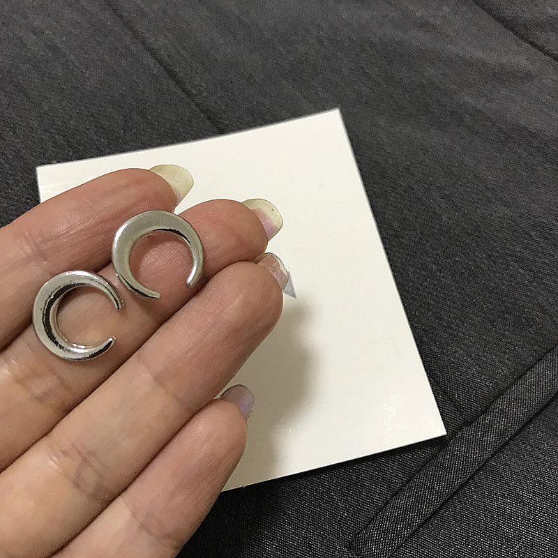 Khuyên tai mini hình bán nguyệt dễ phối đồ thời trang xinh xắn 19062