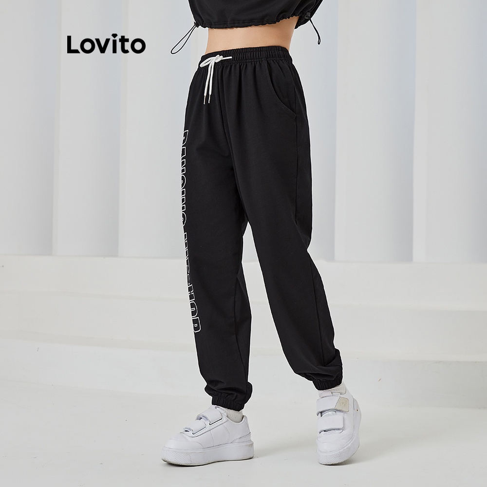 Quần jogger thể thao Lovito ống suông dài rộng cạp cao họa tiết chữ phối dây rút L04065 (Màu đen)