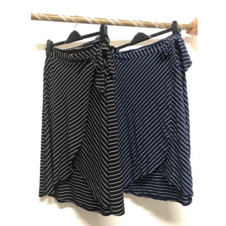 Chân Váy Thun Cotton ADRIENNE VITADINI Vạt Chéo Trước Thắt Nơ Eo Đen Sọc Trắng