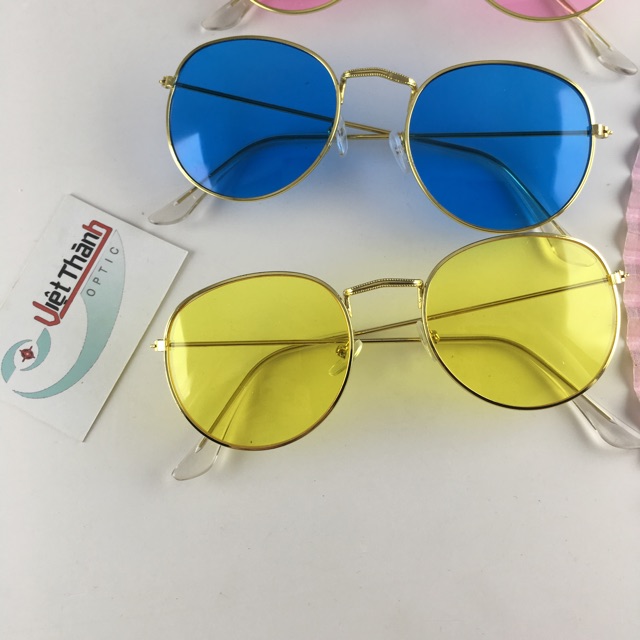 Kính màu đi biển nhỏ xinh