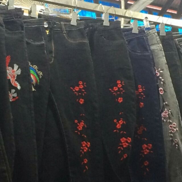Quan denim theu hoa