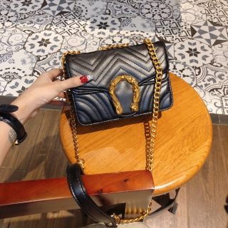 Túi móng rồng dây xích vàng phối da pu