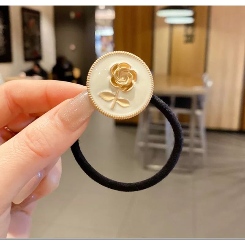 Cột tóc hoa hồng mặt kim loại sang trọng.