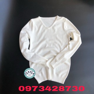 Áo len cổ tim màu trắng. Chất len mềm mịn