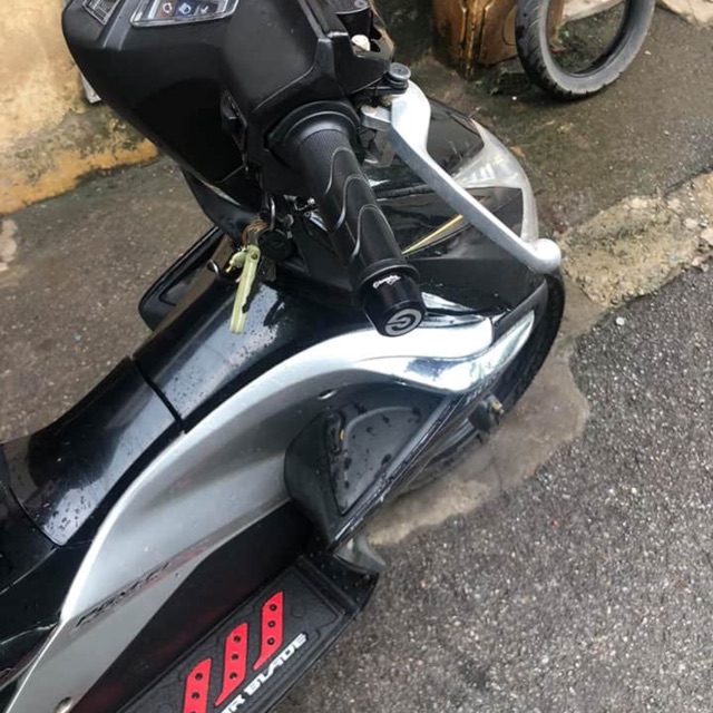 Combo gù bembo đen+thảm cao su đỏ xe air blade 2008-2011
