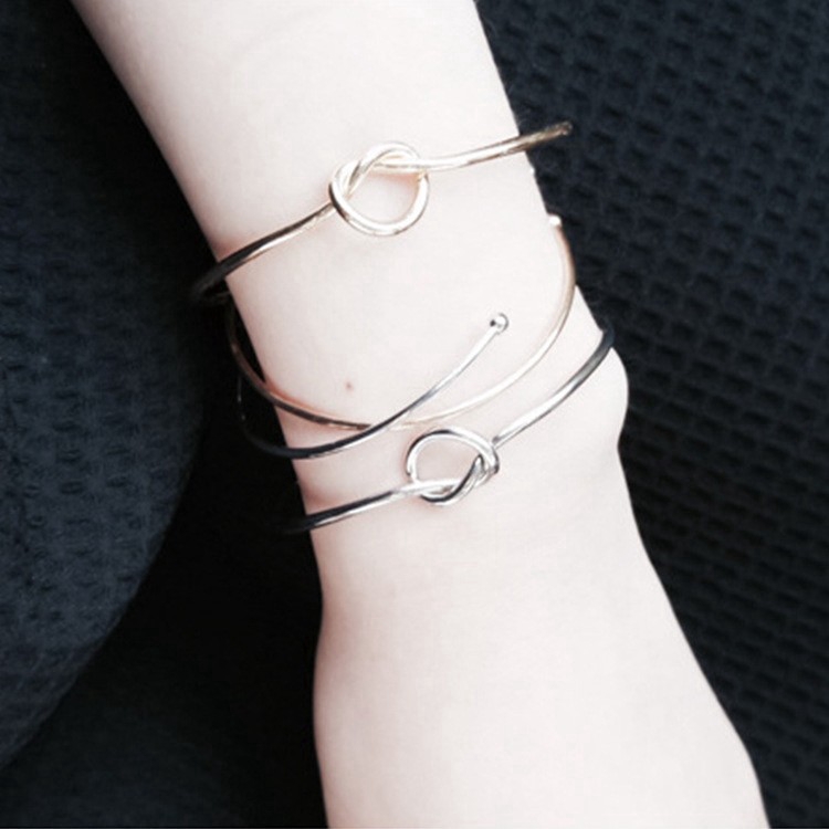 Vòng tay hở kiểu dáng trẻ trung, thời trang cho nữ | BigBuy360 - bigbuy360.vn