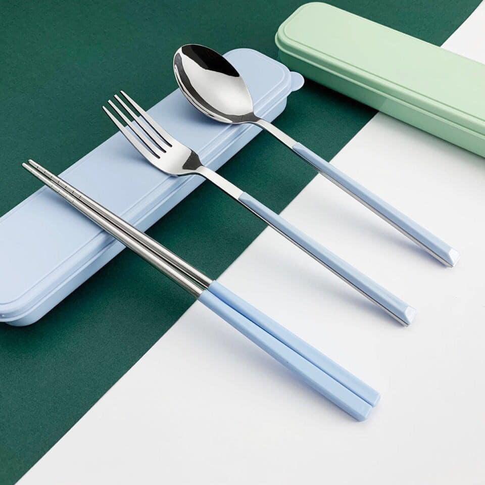 Bộ 3 Món Muỗng Đũa Nĩa Inox 304 Cán Nhựa Màu Pastel - Muỗng Đũa Du Lịch, Cơm Trưa Văn Phòng Kèm Hộp Đựng Tiện Dụng