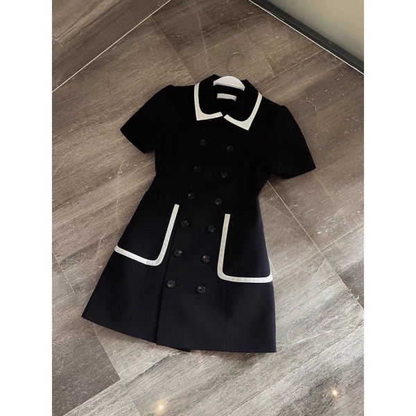 váy đen dáng dài viền trắng túi và cổ nổi bật