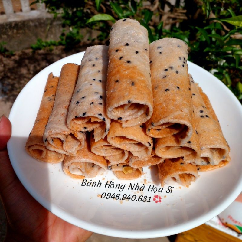 Bánh quế cuộn mè tuổi thơ thơm giòn.