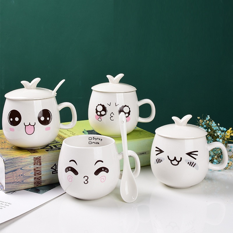 Cốc sứ KᕼẮᑕ TÊᑎ 𝘁𝗵𝗲𝗼 𝘆𝗲̂𝘂 𝗰𝗮̂̀𝘂 in hình 𝗘𝗠𝗢𝗝𝗜 có NẮP THÌA mặt cười biểu cảm 300ml, ly sứ uống nước 𝗟Y̲ᑕ𝗨P quà tặng decor
