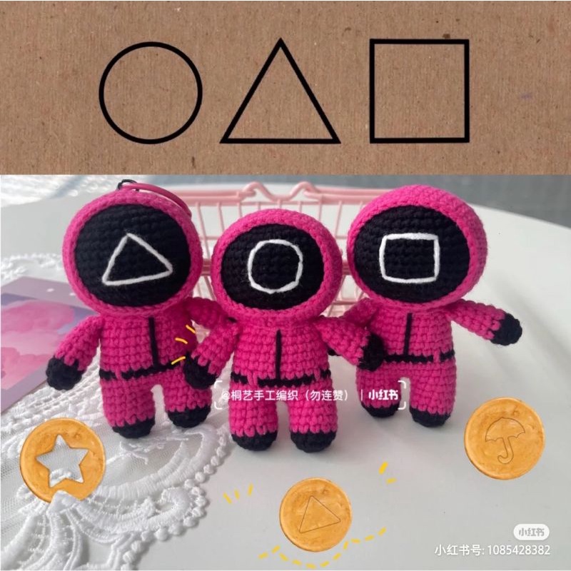 MÓC KHÓA SOLDIERS ( LÍNH ÁO ĐỎ ) TRONG SQUID GAME LEN HANDMADE