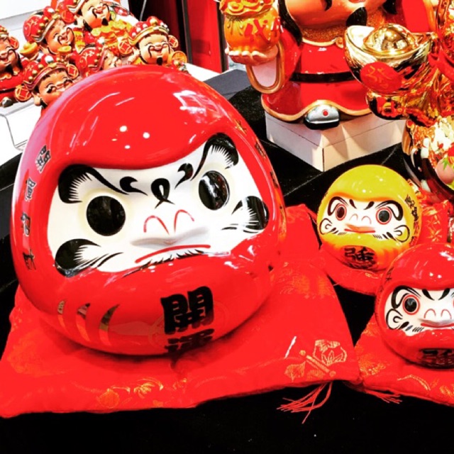 Daruma sứ Đựng tiền 20cm - kèm thảm đỏ