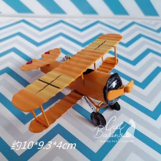 Trang trí máy bay vàng