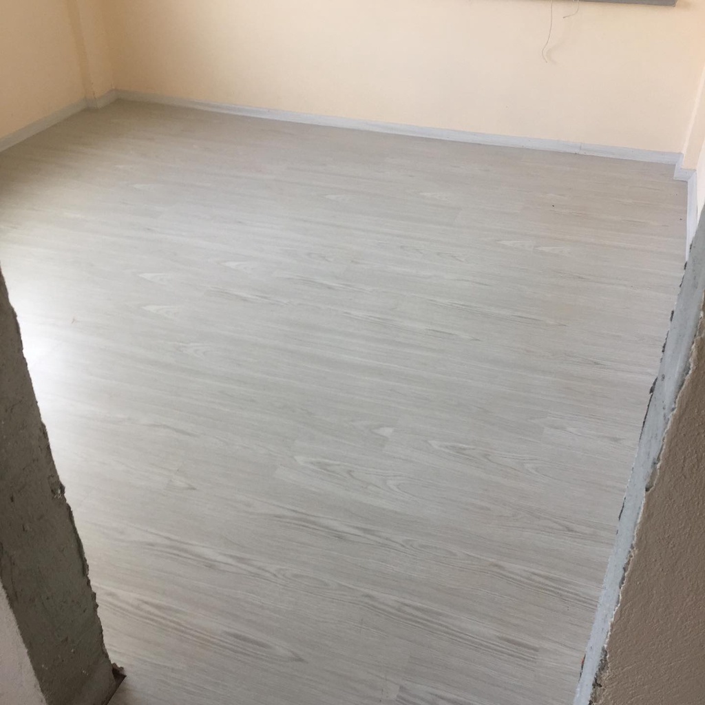 Sàn nhựa vân gỗ màu trắng kem