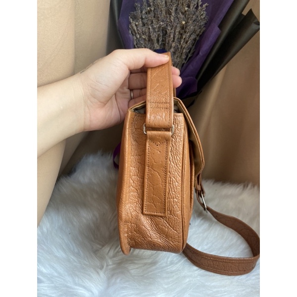 Túi đeo chéo da mộc dập vân