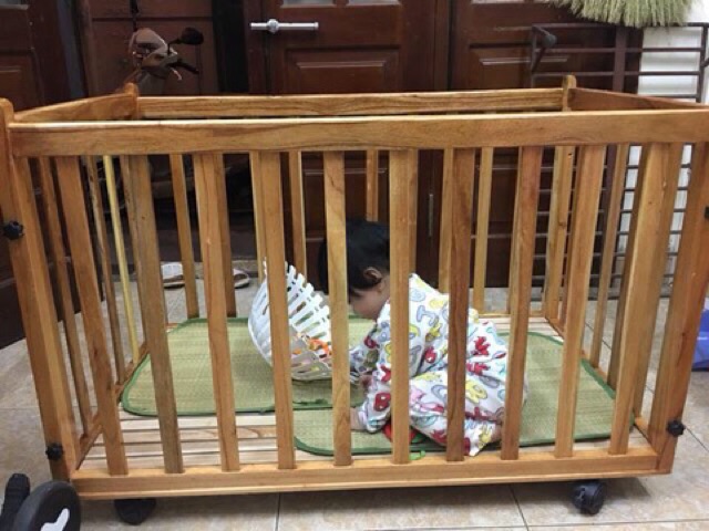 Cũi gỗ có bánh xe cho bé yêu.