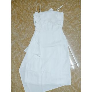 Đầm trắng dự tiệc hai dây