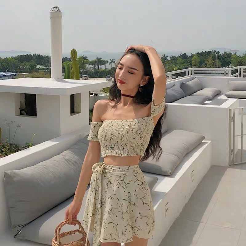 Set Croptop Lệch Vai Kèm Váy Hoa Nhí Thắt Nơ Xinh Xắn
