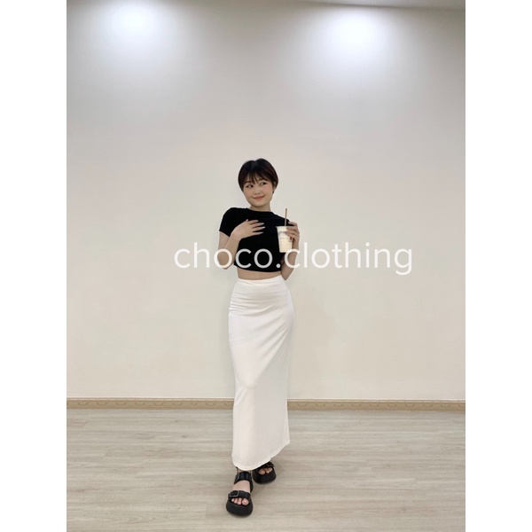 Chân váy dáng dài ôm sát tôn dáng trendy, chất thun mềm mịn.