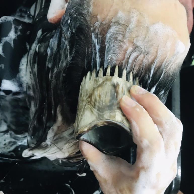 Lược gội đầu dưỡng sinh sừng trâu tròn chải cực êm vai gáy