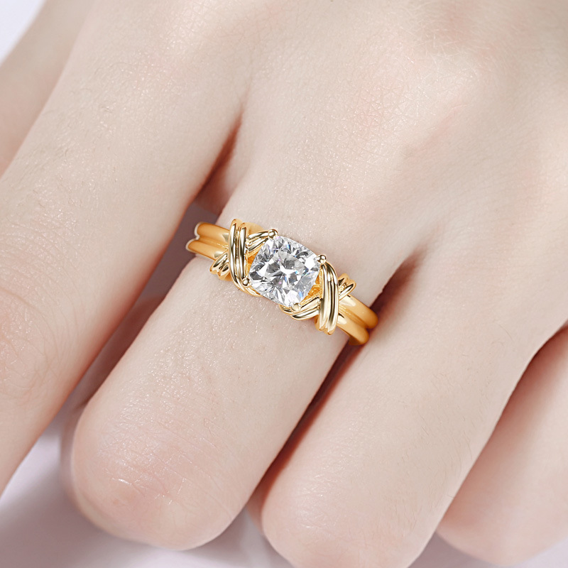 Nhẫn titan màu vàng đính kim cương thời trang Hàn Quốc dành cho nữ