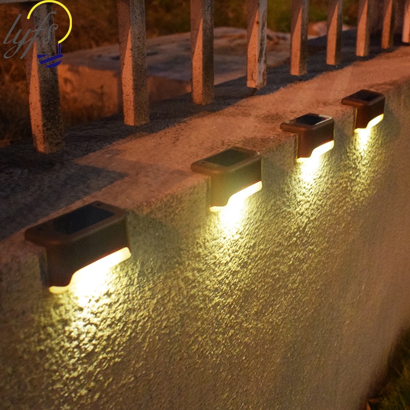 Bộ 4 Đèn Led Năng Lượng Mặt Trời Chống Thấm Nước Ip65