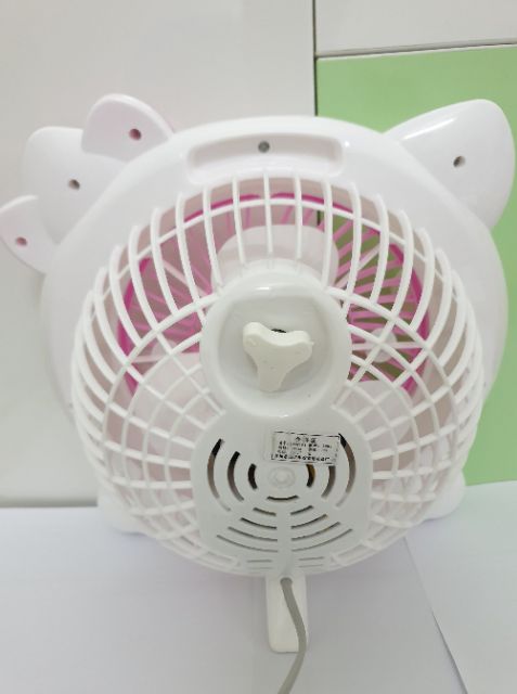 Quạt để bàn thiết kế mẫu Hello.kitty màu hồng phối trắng,chức năng cắm điện trực tiếp, không có chức năng sạc  điện