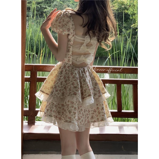 In the spring and summer of 2022, there is a new style of high-end fashion girls behind the hollow bow knot, broken flowers and dresses.