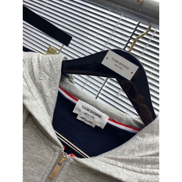 Áo khoác nỉ nữ thương hiệu Thom Browne thiết kế hai mặt hai màu khác nhau