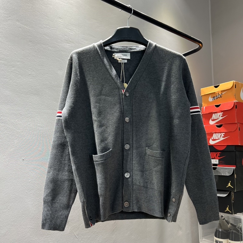 Áo khoác cardigan 3 sọc cao cấp, Áo len dệt kim kẻ sọc thổ cẩm màu xám cho các cặp đôi, Áo cardigan nam nữ