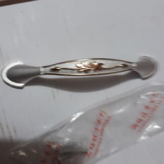 Tay co tủ/tay nắm tủ tân cổ điển đồng trắng