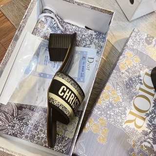 Guốc dior ko kèm box ve hàng đủ size nha hàng sẵn ạ