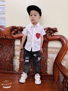 Áo sơ mi trắng thêu hình trái tim