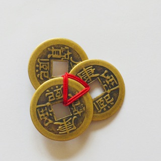 Ba đồng xu tết chỉ đỏ thu hút tài lộc