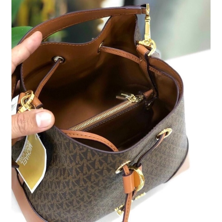 TNS-Túi bucket rút dây siêu hot M•K mercer-chất da bền đẹp-tone nâu kem chữ logo đặc trưng