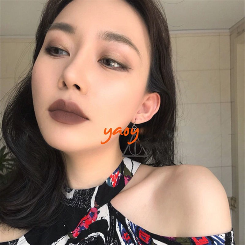 Son môi trang điểm dạng kem tông màu nâu phong cách năm mới