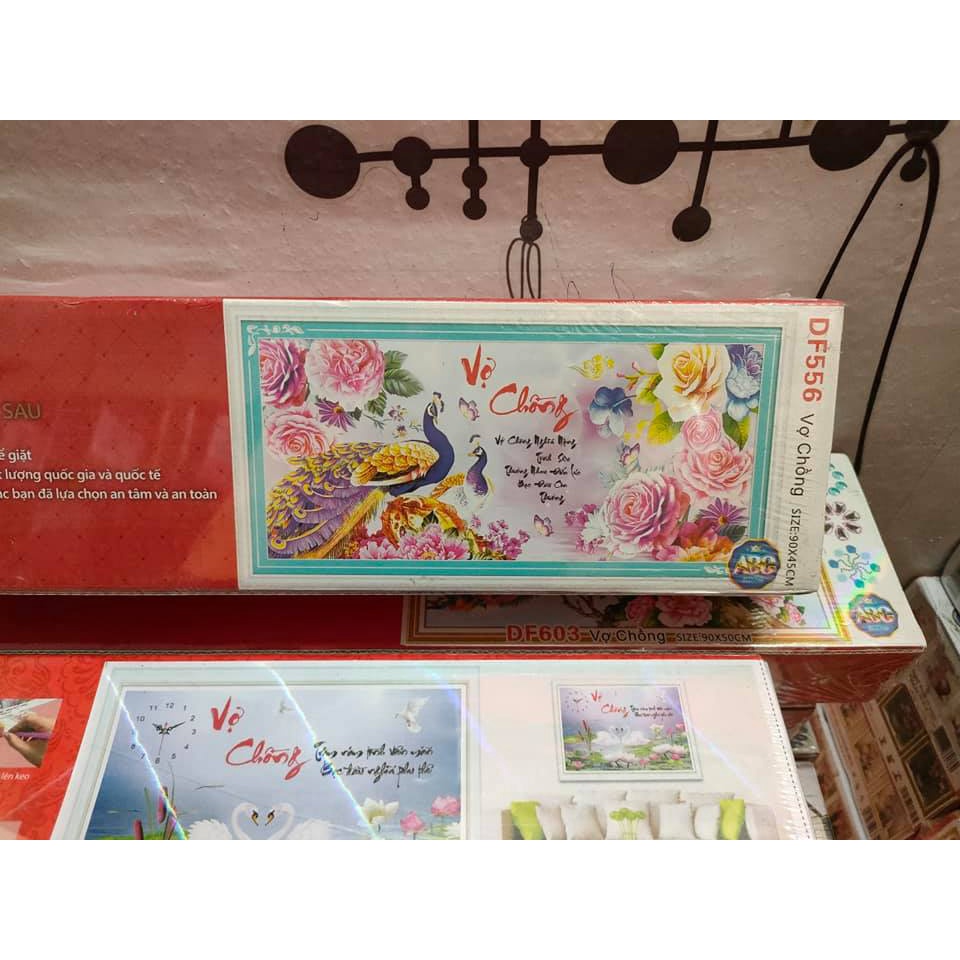Tranh đính đá vợ chồng KT:90x45cm. Tranh gắn đá chưa gắn.