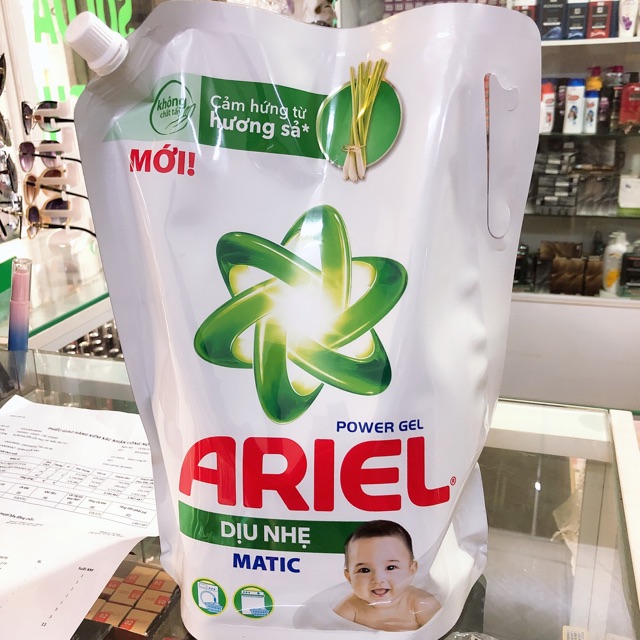 Nước giặt Ariel dịu nhẹ hương sả 2,15 kg