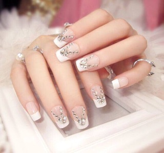 Móng giả trang trí đính đá sẵn các kiểu.