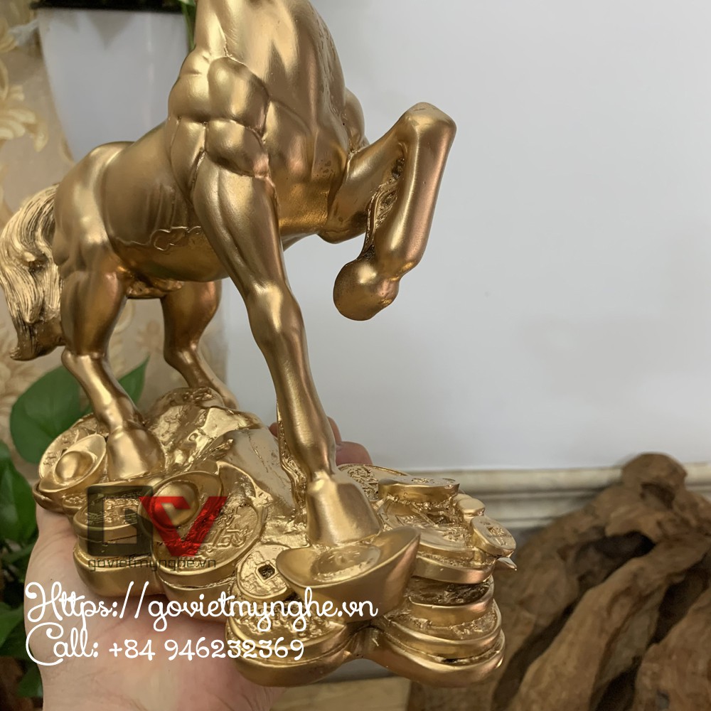 Tượng ngựa phong thủy đứng trên tài lộc vàng bạc trang trí phong thủy bàn làm việc - Dài 24cm x Cao 24cm - Nhũ Đồng