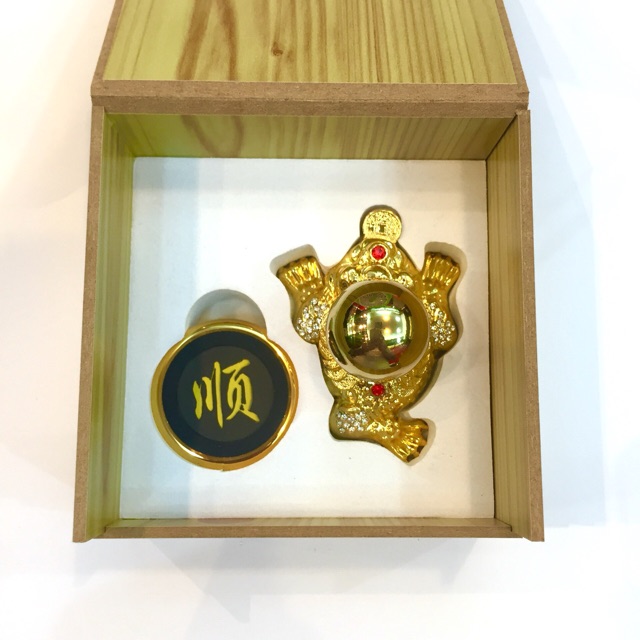 Giá đỡ điện thoại phong thuỷ cho ô tô "THIỀM THỪ NGẬM KIM SA" | BigBuy360 - bigbuy360.vn