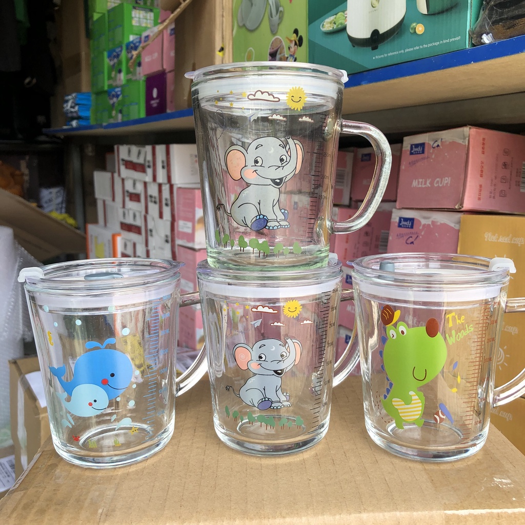 Ly nước, ly thủy tinh có vạch chia ml, hình ngẫu nhiên