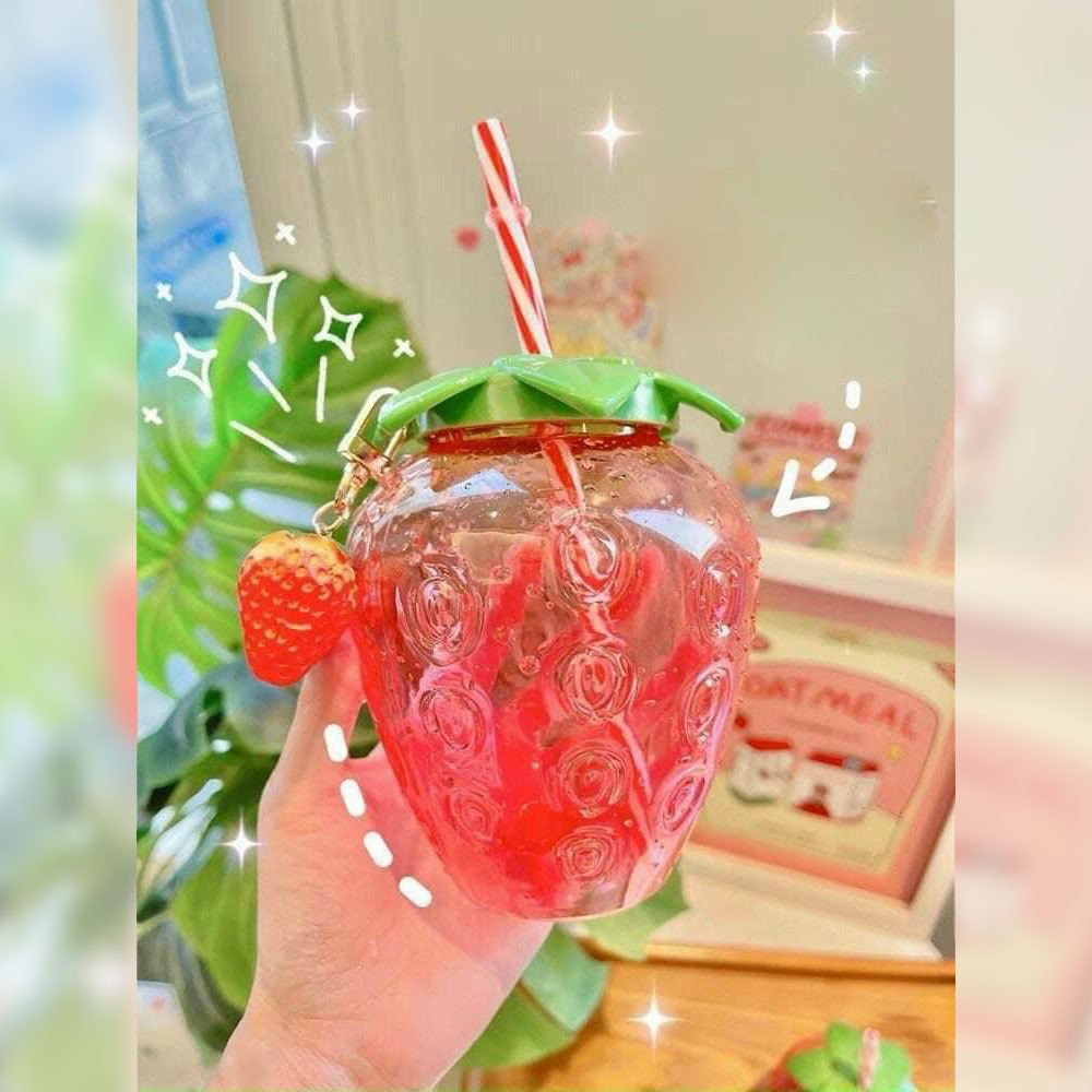 🍓 Bình nhựa đựng nước hình trái dâu siêu Cute kèm ống hút, tặng móc khóa trái dâu 🍓