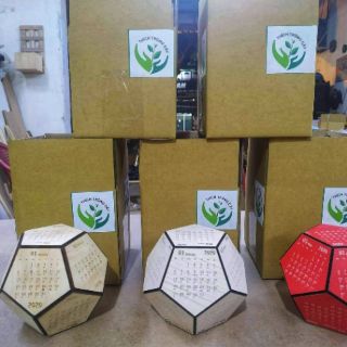 Lịch gỗ 2020( màu kem vân gỗ)
