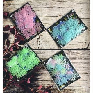 Gói 50 Bông tuyết dạ quang dán tường đủ màu