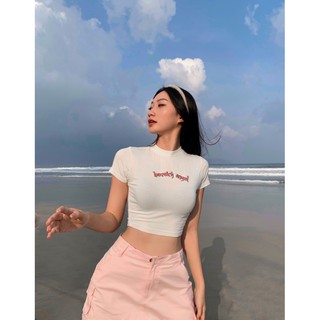 Áo trắng thêu viền hồng