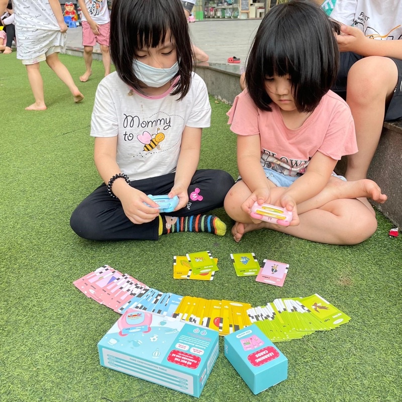 Máy đọc thẻ song ngữ Anh - Việt, máy đọc thẻ flashcard song ngữ hàng chính hãng loại 1 âm thanh to rõ ràng kèm dây sạc