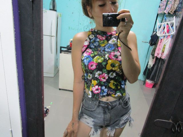 Áo croptop hoa cổ yếm