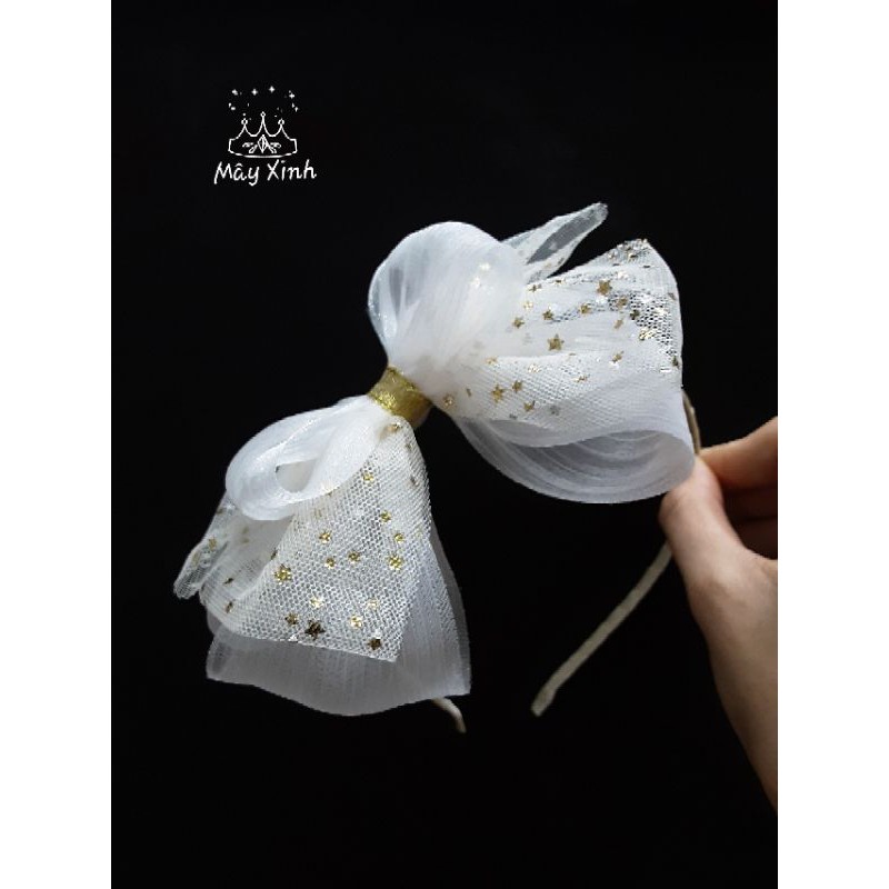 Cài tóc trắng nơ to cho bé phối sao xinh